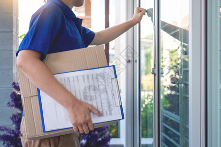 购买在确认收到包裹后为客户签署核对清单的蓝色制服托运员交包箱内送货工作命令图片