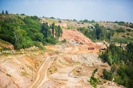 邻近村庄采矿业的Limestone采石场靠近村庄的Limestone采石场邻近的户外技术图片