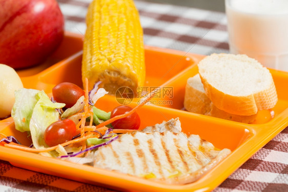 叉肉塑料学校食堂的物托盘图片