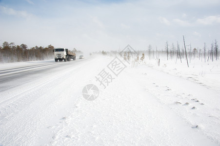 车辆下雪的冬天和冰风险暴雪和冰的爆发险图片