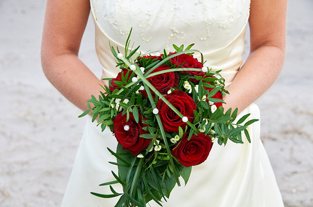 新娘手中鲜花红玫瑰花束图片