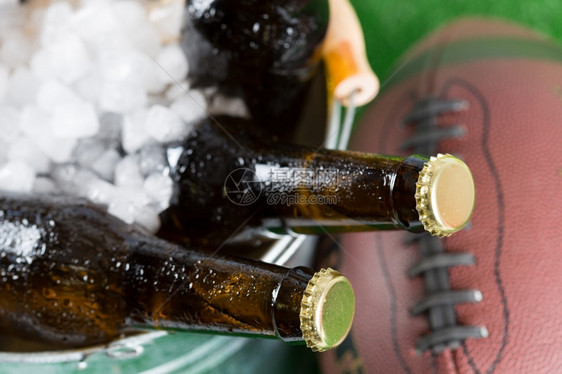 冷却器降低美国足球冰啤酒装在桶里新鲜的图片