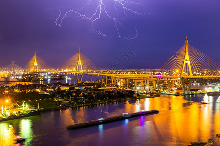 巨大的城市工业BhumibolBridge是泰国最美丽的桥梁之一曼谷地区风景以雷击大桥的名字来自泰国王的名翻译文本infowha图片