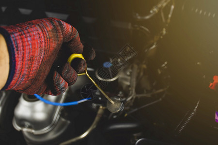 手动的燃料检查发机系统自传输油水平汽车维修概念的黄色电压泵式输油量测仪以检查发动机系统的自传输机油水平汽车维修概念为了图片