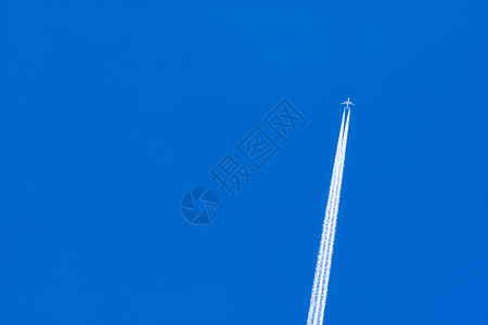 蓝天空喷气飞机和有蒸汽轨迹白云的喷气飞机用概念从引擎带白条纹的飞机上排出废气的轨迹蓝色运输痕迹图片