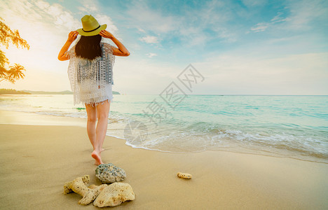 海边享受假期的女子图片