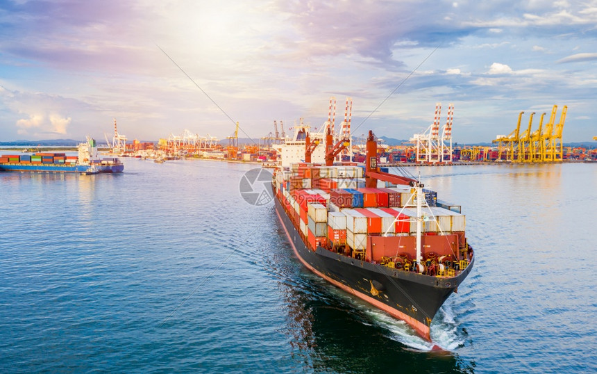 迪拜商业的葡萄牙用于商业货运进出口的集装箱船运载航视船抵达商业港口图片