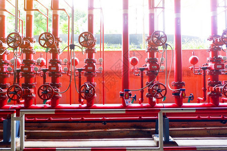 百货部内供水管道和控制阀门的系统百货部内供水系统百货部内使用防火系统冷却空气内部的图片