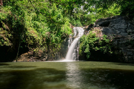 冒险美丽的景观森林瀑布自然水流从下方高处岩石中流过水造成泰国森林潮湿这块土地被淹没图片