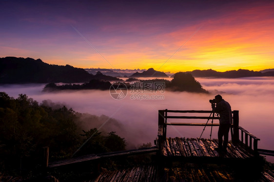 日落森林旅行BaanJABO观点的剪影摄师湄宏顺风景山和日出与薄雾剪影摄师和风景图片