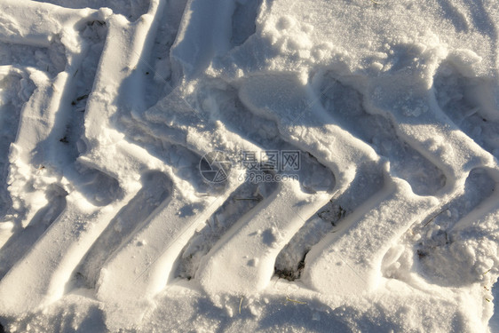 雪中汽车或拖拉机的足印照片冬季接近雪上RutsRuts最佳动脉运输图片