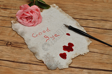 一张用旧喷泉笔和一朵粉红玫瑰涂满血迹的旧纸上遗书花悲伤图片