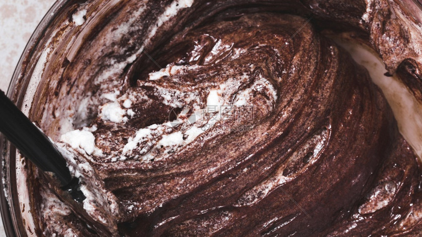 混合巧克力蛋糕面团高分辨率照片关闭混合巧克力蛋糕面团优质照片高品美式准备柔软的漩涡图片