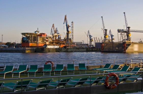 行业太阳后勤Elbe河一侧的甲板椅另一侧的码头图片