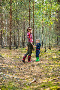 女士远足人们儿童在森林中行走时在森林中采摘甘蔗和蘑菇家庭在森林中行走图片