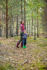兄弟儿童在森林中行走时在森林中采摘甘蔗和蘑菇家庭在森林中行走孩子乐趣图片