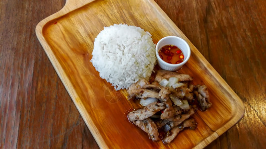 午餐牛扒煮熟的菜油中饭和炒牛肉是泰国风格的食物图片