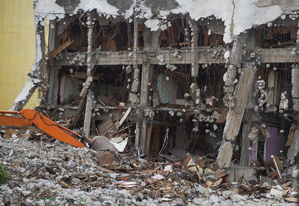 挖掘因爆炸而毁坏的建筑工业废弃混凝土建筑废墟和碎的地震破坏飓风灾害损或倒塌的建筑被弃置水泥建筑损害瓦砾图片