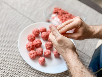 作品细节人手准备肉丸和生薄膜活方式与天然轻便烹饪结合封闭期间自制烹饪保持家庭务管理共享概念在复制空间的超视线中保持自我操控肉馅图片