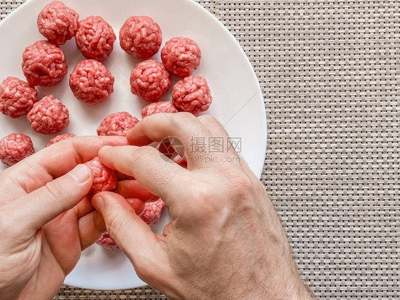 人手准备肉丸和生薄膜活方式与天然轻便烹饪封闭期间自制烹饪保持家庭务管理共享概念端观与复制空间的图像视Name最佳晚餐牛肉图片