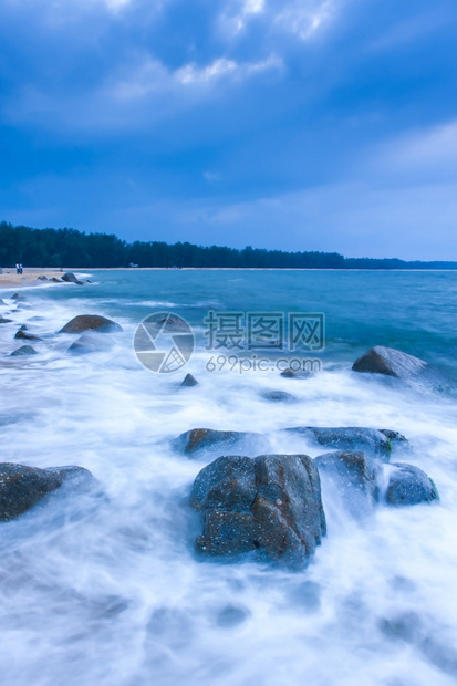 海浪黄昏热带滩的景观抽象洋波浪坠落在泰国纳拉地瓦特海边长布卢尔运动结石蓝色的图片