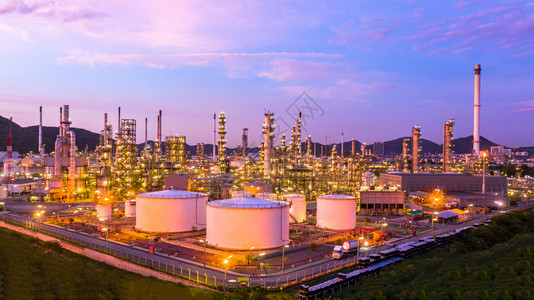 力量以储油罐和石化工厂为业背景的炼油厂在黄昏空中观视石油和天然气炼厂在黄昏生产甲烷图片