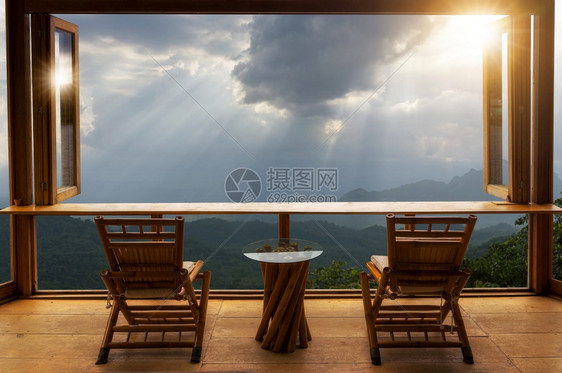 咖啡馆风景美丽的在日出咖啡厅的露天和山观中用木桌和椅子对着户外山区风景的露台假期日落啤酒图片