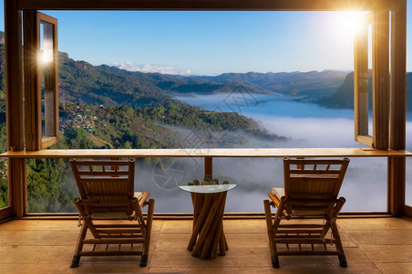 咖啡馆风景美丽的在日出咖啡厅的露天和山观中用木桌和椅子对着户外山区风景的露台松弛天空奢华图片