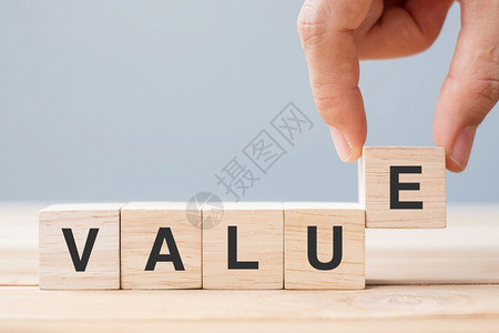 保持领导商业男子手握木立方块在表背景任务愿和核心价值概念上用价值的商业词项目图片