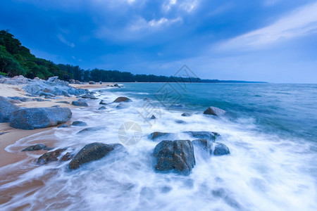 目的地崩溃海浪黄昏热带滩的景观抽象洋波浪坠落在泰国纳拉地瓦特海边长布卢尔运动图片