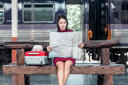 身着红衣携带行李的亚洲孕妇看火车站旅行夏假泰国带背包旅行者概念Thai亚洲人爱女士图片