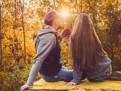 森林幸福的一对已婚夫妇持着美在黄树和太阳落日的背景下欢喜关系概念快乐的一对持有美的一对夫妻男人拥抱图片