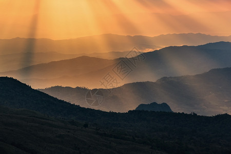 夕阳下层峦叠嶂的山峰图片