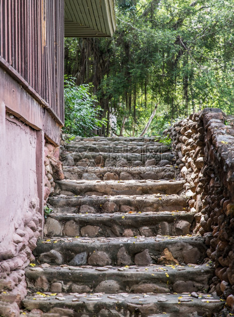 城市古老的传统石头楼梯或岩上面有头护栏和周围绿树在旧城的楼梯上没有重点具体说来没有重点传统的绿色图片