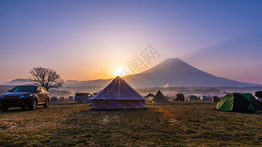 落日山下露营地背景图片