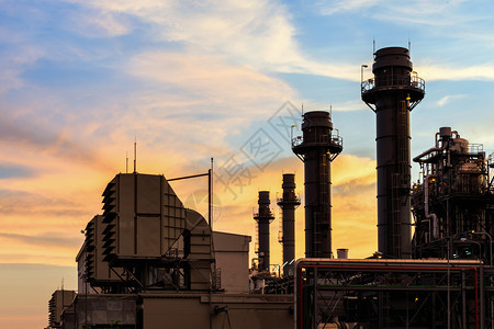 活力黄昏的燃气轮机发电厂与微明涡轮炼油厂图片