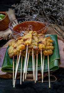 猪肉酱吃你的花生和泡菜这些是黄瓜切片和洋葱在醋味的泰国风格食品中您的传统甜图片