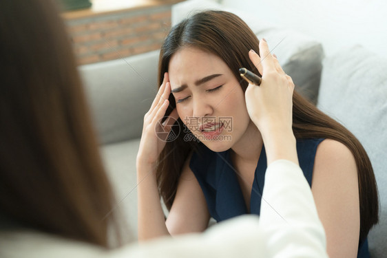 天顾问可爱的亚洲女孩头痛严重所以她去看医生检查症状健康和疾病的概念健康与疾病女图片