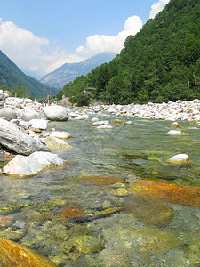 云瑞士韦尔扎斯卡河谷山区流鼓舞人心的水晶图片