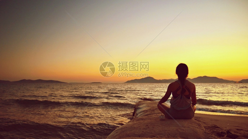 松弛莲花妇女冥想日落时在海滩的边放松瑜伽健康和SPA的概念平衡图片