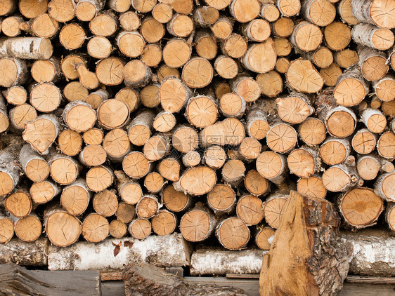 每个日志热Birch原木堆在彼此的顶上用于在家庭烤炉中取暖储存在彼此头上的一堆烧焦原木图片