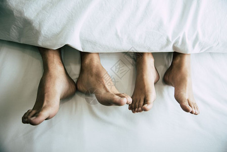 家庭在室内卧的毯子下赤脚恋人享受和幸福情人节日活动主题假日早晨健康图片