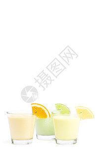 光滑的玻璃三杯冷柑橘水果奶昔三杯白底的冰柠檬果奶昔摇图片