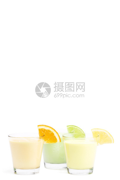 光滑的玻璃三杯冷柑橘水果奶昔三杯白底的冰柠檬果奶昔摇图片