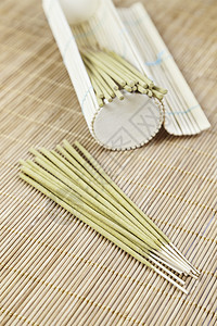 在东方温泉芳香疗法放松和健康中竹细上加香花的冥想图片