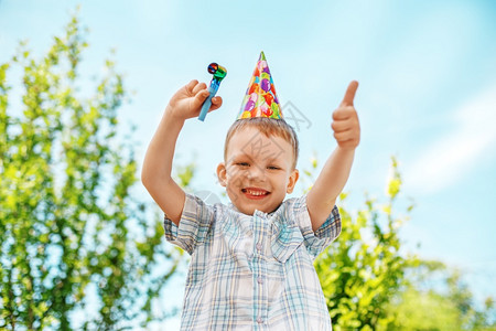 蓝色的小男孩在庆祝生日时挥舞着欢乐的童子节日快孩有趣的图片
