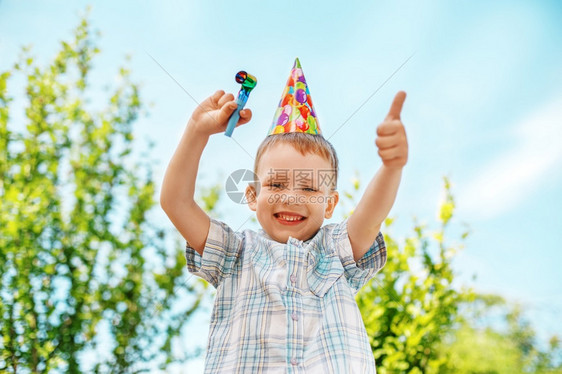 蓝色的小男孩在庆祝生日时挥舞着欢乐的童子节日快孩有趣的图片