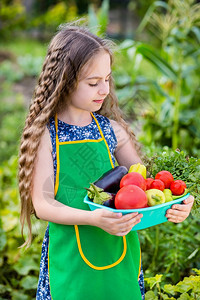 屋农场里的孩子和蔬菜选择焦点农场里孩子和蔬菜植物花园图片