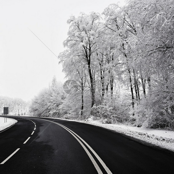 高速公路空旷的道与雪覆盖风景美丽冬季运输和汽车的节背景阳光乡村的图片