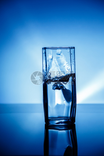 流动波纹湿的以冰水浇灌透明玻璃杯图片
